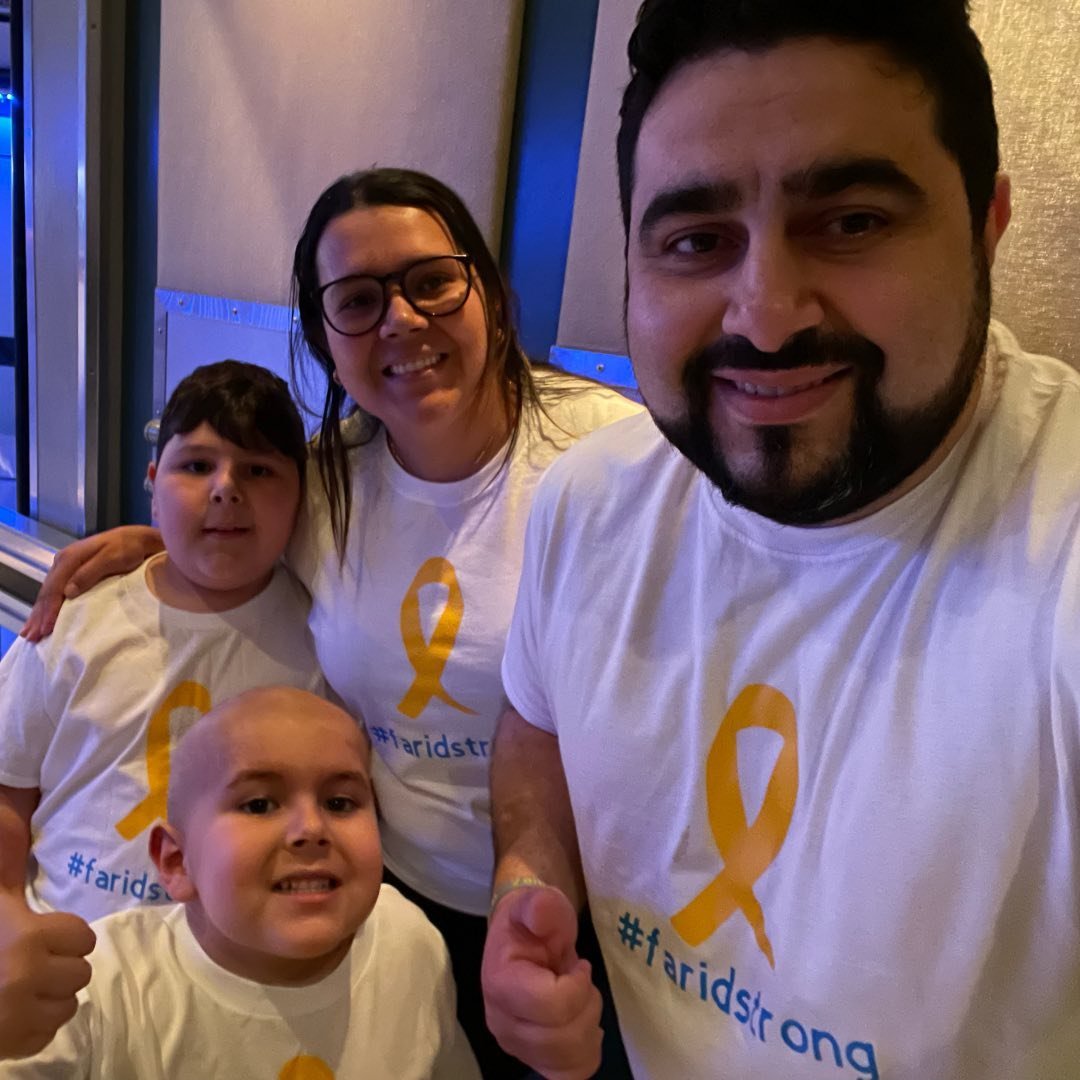 Farid y su familia con camisetas #FaridStrong
