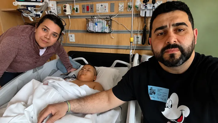 Farid en el hospital con su familia / Farid in the hospital with his family